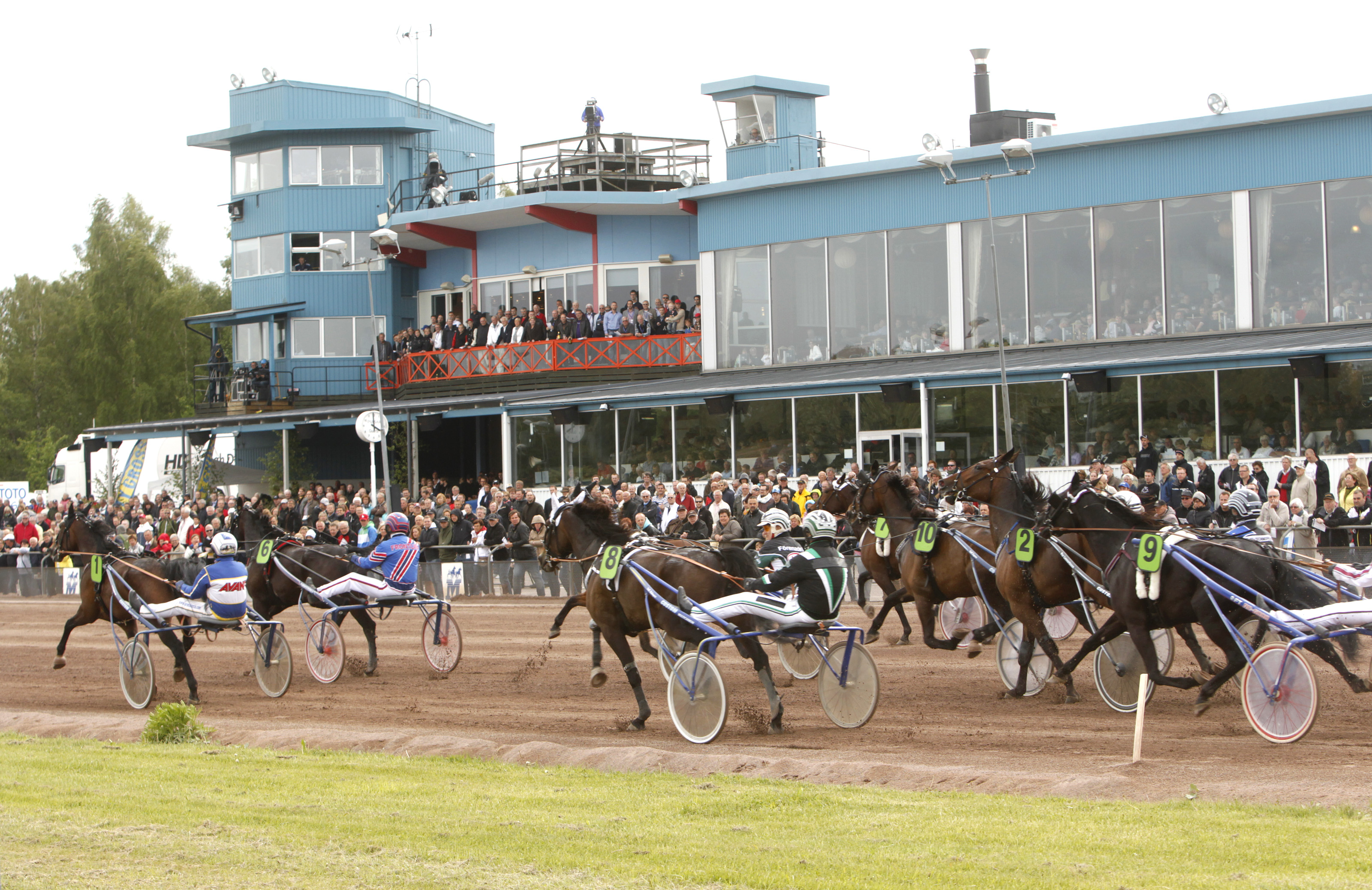 Två av de 100 besökarna i lördags var extra lyckliga. OBS! En gammal bild från 2012. Det lönar sig att besöka Mantorp Hästsportarena