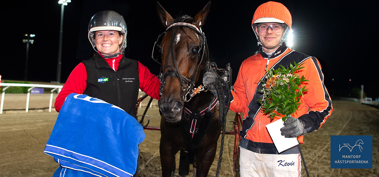 Glada miner efter segern på Jägersro. Skötaren Cecilia Sognemyr, Joe Dalton och Kevin Oscarsson. Foto: Mikael Rosenquist / TR Bild. Joe Dalton vann Breeders Crown-försök