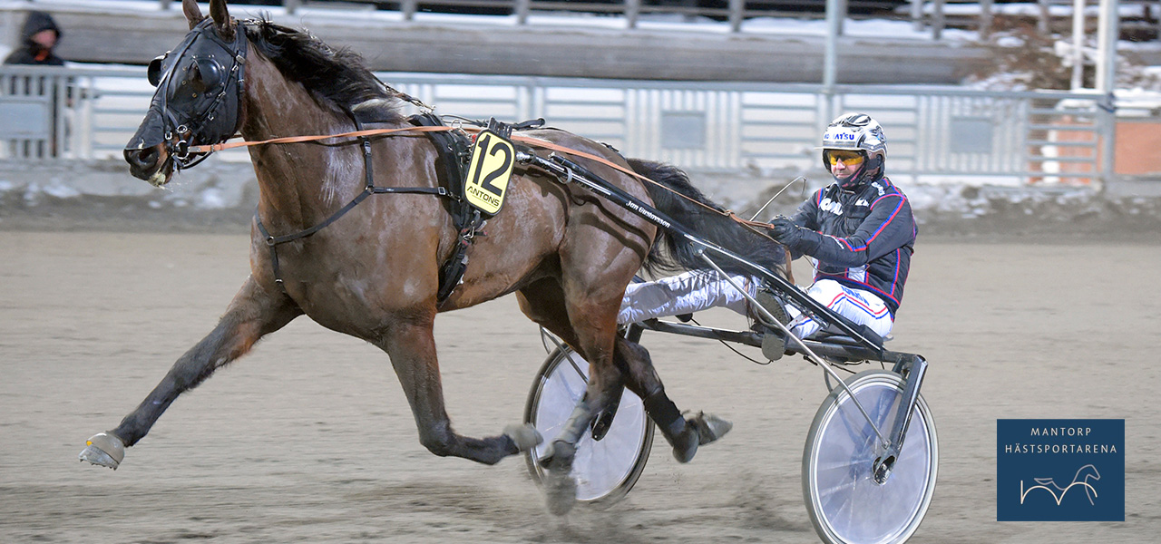 Bandit Frontline med fin spänst över mål tillsammans med Ulf Ohlsson. Foto: ALN Pressbild AB