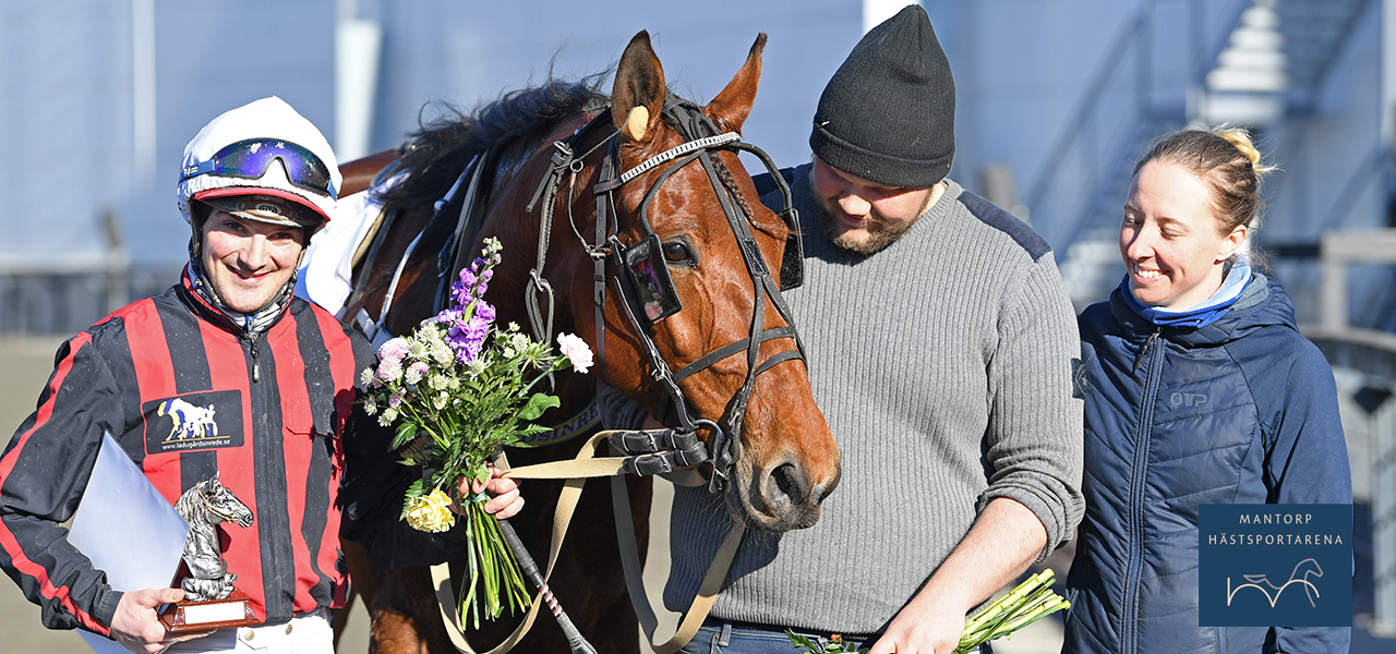 Jonathan Carre, McGarret, Jesper Hedqvist och Jessica Åhs vid prisutdelningen på Åby. Bild: TR Media / Malin Albinsson. Ny seger för Hedqvists McGarret