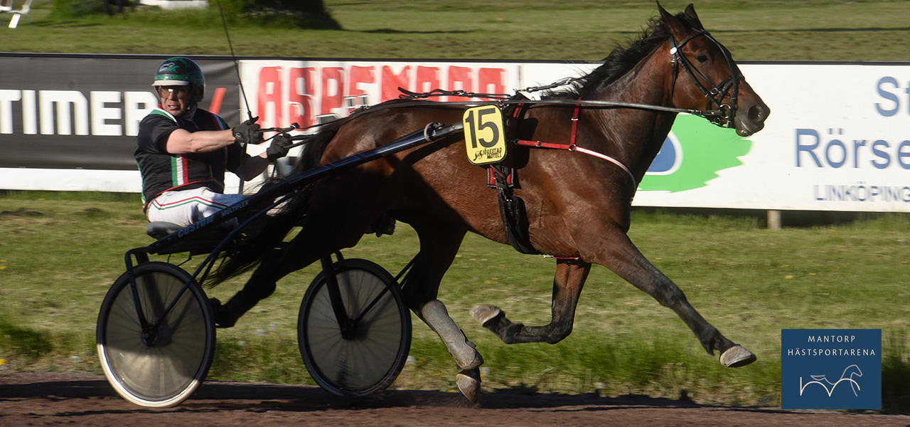 Nettan Sånna vid karriärens första seger. På Mantorp 19 maj 2018 med Roger Pettersson som kusk och Tomasz Wisniewski som tränare. Foto: Magnus Strömsten. Skrällsegrar för Lennart