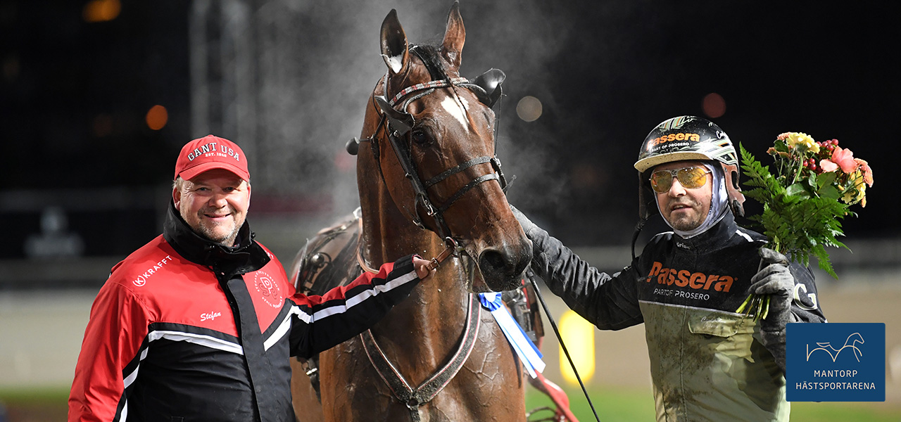 Nöjda miner efter segern på Åbytravet. Stefan P Pettersson, Comes With Age och kusken Carl Johan Jepson. Foto: Malin Albinsson / TR Bild. Bra kväll för Mp-hästarna