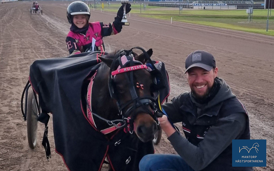 En mycket nöjd och glad Lilly Hansson sträcker segerpokalen i luften efter segern med Hannigarchimnerie. Prisutdelare, loppets sponsor Tobias J Gustafsson. Foto: Privat. Lilly Hansson tog första segern!
