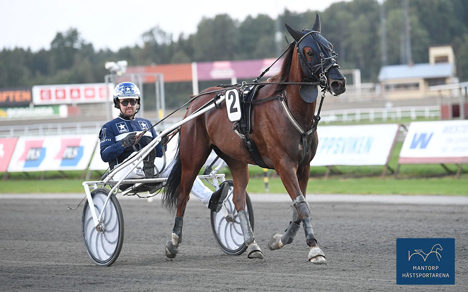 Jakob Smith på väg till prisutdelning, efter seger med Bearnard på Axevalla. Foto: MVA Foto. Jakob vann, Johanna kom trea