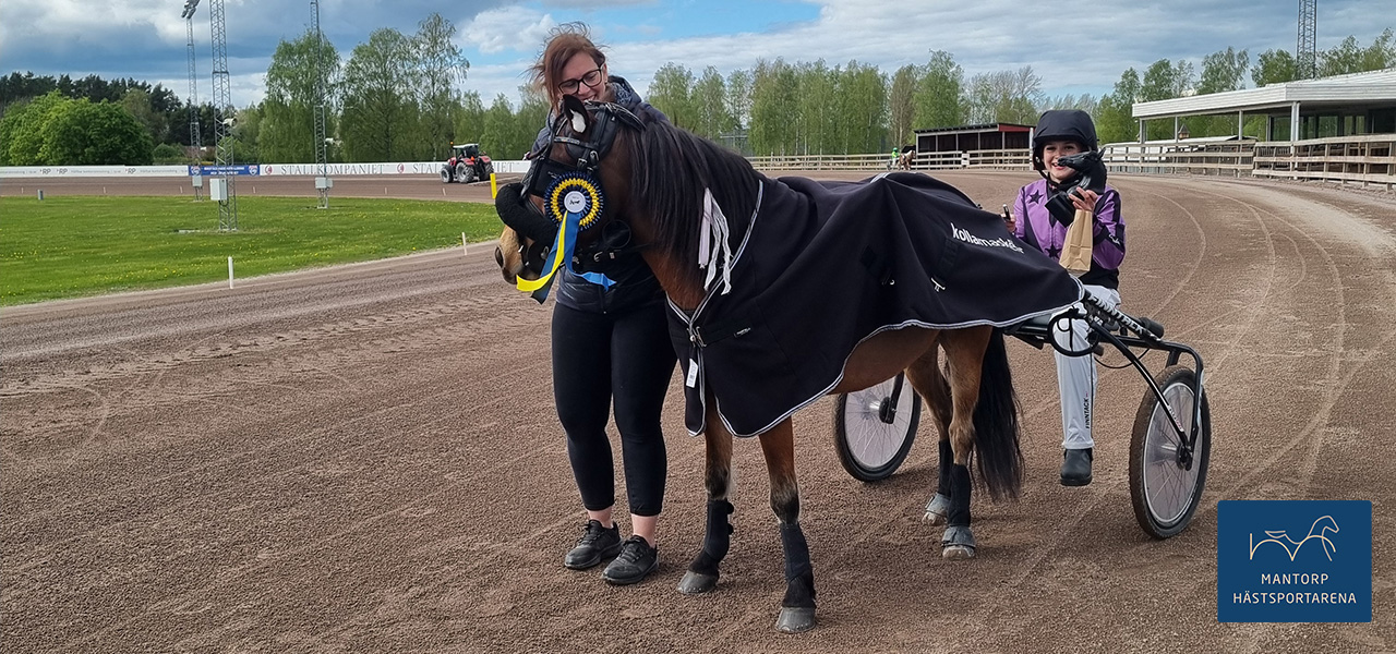 Pavel med Tuva Liljedahl gratuleras av Malin Lindström efter segern i det elfte loppet. Foto: Privat. Tre hemmasegrar vid ponnypremiären