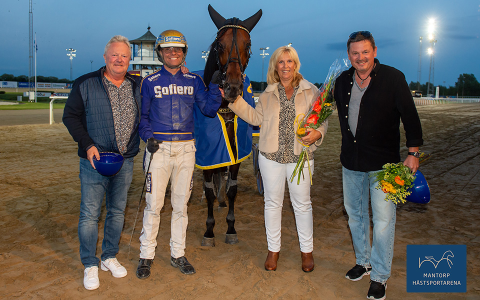 Björn Goop med San Moteur efter en seger på Jägersro. Till vänster delägaren Tomas Holmberg, till höger delägarna Kickan Holmberg och Dahn Renholm. Foto: Mikael Rosenquist / TR Bild.