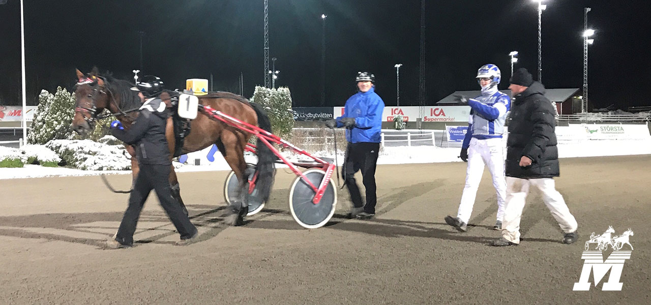 Yankee Boy på väg till vinnarcirkeln, med Kim Eriksson och Stefan P Pettersson i släptåg